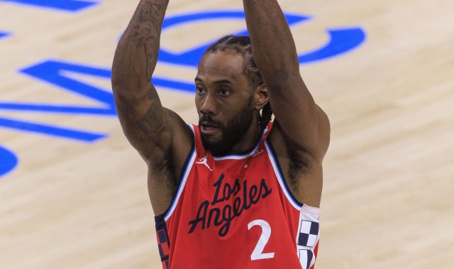 开云登录入口-小卡后撤步跳投命中长两分 落地时疑似轻微扭脚需谨慎