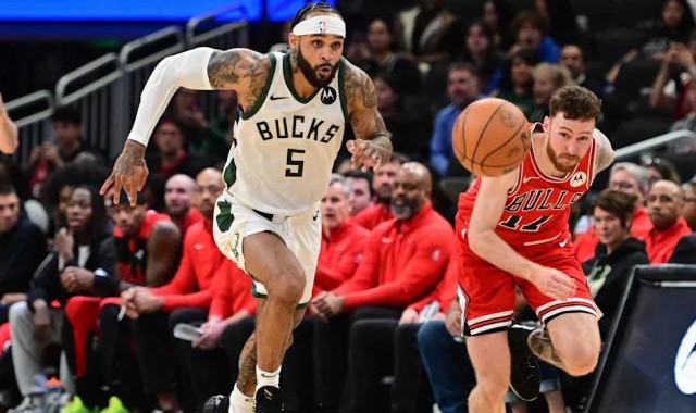 开云官方网站-为何底薪加盟雄鹿？小特伦特：能搭档两位75大巨星