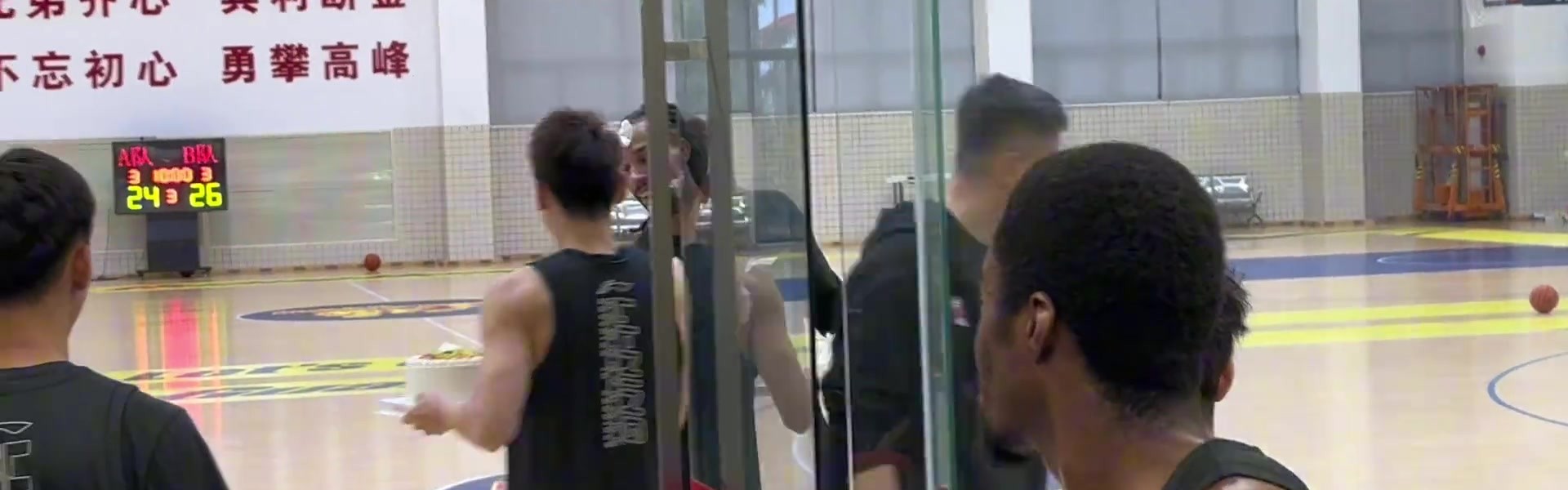 开云体育官方网站-广东队全队为萨林杰庆生！这次没有标配的摁头吃蛋糕了！