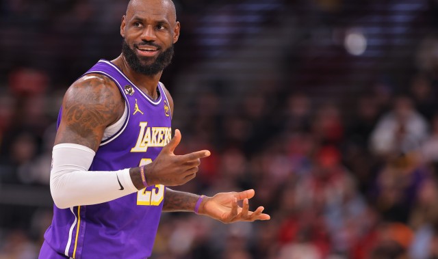 开云官方网站-詹姆斯26年末节104分&amp;正负值+65&amp;真实命中率70.4% 均联盟第1