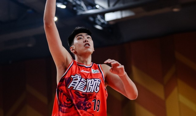 kaiyun sports-17分10板4帽！媒体人：徐昕威风八面 确实是全明星中锋的水准