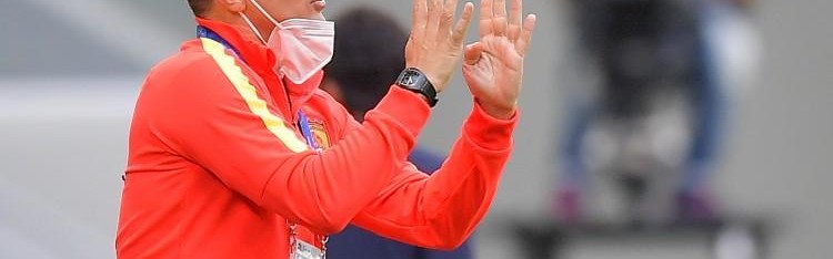 派上用场？卡纳瓦罗2021年被广州队解约时，带走两大箱执教笔记