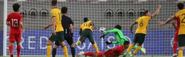 开云官方网站-国足后防屡次低级失误 李铁和全新中卫组合谁背锅