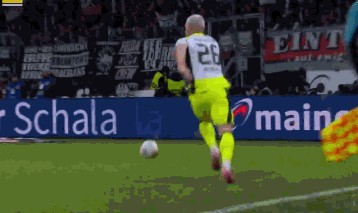 半场：多特1-1法兰克福，拜尔破门，乌尊点射，吉拉西送点